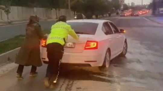 Yolda kalan kadın sürücünün yardımına, polis ekipleri yetişti