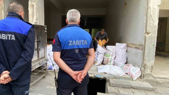 Yüzlerce ekmek kullanılmayan binaya atılmıştı, ekipler inceleme başlattı