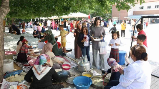 Yüzlerce öğrenci ve veliden anlamlı etkinlik