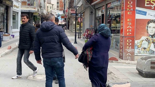 Zabıtalara, 'Dişim ağrıyor hastaneye gideceğim' diyerek kaçan dilenci kamerada