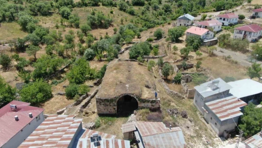 Zamana direnen 750 yıllık kervansaray restore edilmeyi bekliyor