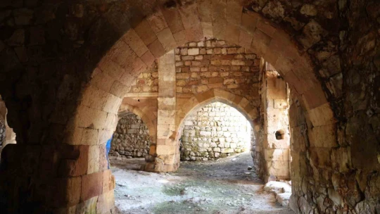 Zamana direnen 750 yıllık kervansaray restore edilmeyi bekliyor