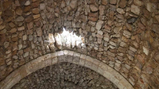 Zamana direnen 750 yıllık kervansaray restore edilmeyi bekliyor