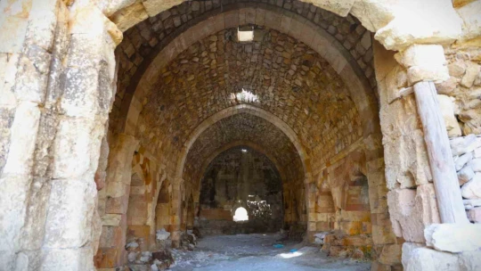Zamana direnen 750 yıllık kervansaray restore edilmeyi bekliyor