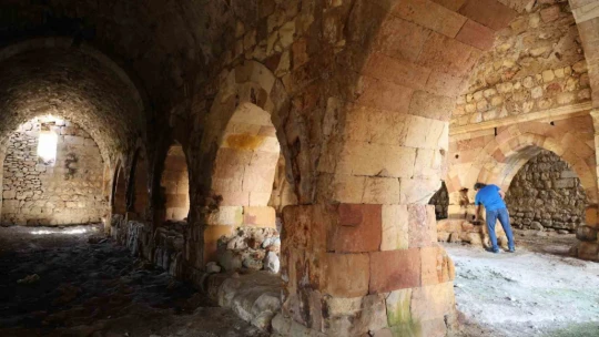 Zamana direnen 750 yıllık kervansaray restore edilmeyi bekliyor