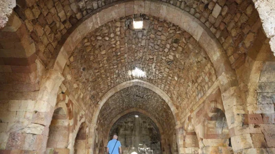 Zamana direnen 750 yıllık kervansaray restore edilmeyi bekliyor