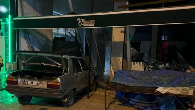 Elazığ'da kontrolden çıkan araç iş yerine girdi