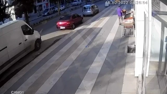 Marketin önünden bir kasa ekmeğin çalındığı anlar güvenlik kamerasına yansıdı