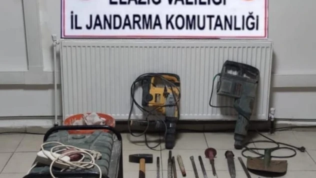 Elazığ'da kaçak kazı yapan 4 şüpheli suçüstü yakalandı