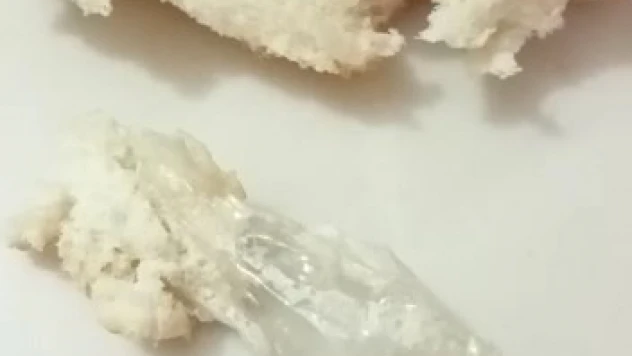 Yemek için aldıkları ekmeğin içerisinde poşet çıktı