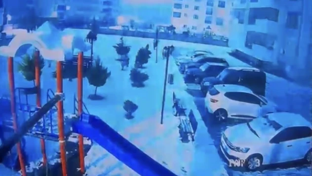 Deprem sırasındaki ürkütücü ışık kameralara yansıdı