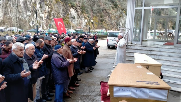 Depremde göçük altında kalan anne ve kızı toprağa verildi