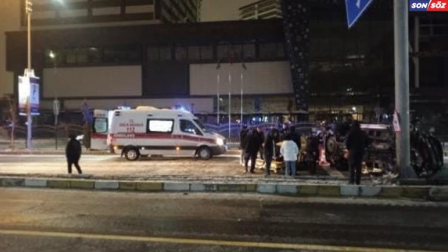 Aydınlatma direğine çarpan cip yan yattı: 6 yaralı