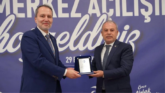 Erbakan'dan YRP MKYK Üyesi Mehmet Gül'e Plaket