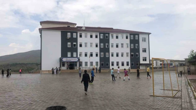 Okuldaki spor salonunda faciadan dönüldü: Alçıpan çöktü, 6 öğrenci yaralandı