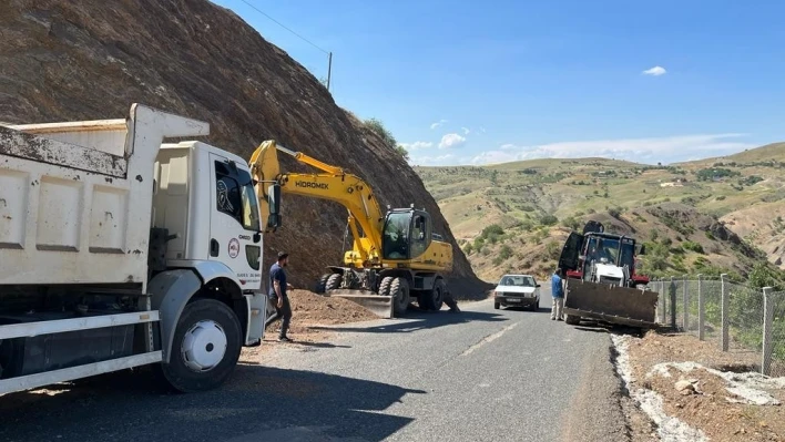 Elazığ'da  yol bakım ve onarım çalışmaları sürüyor
