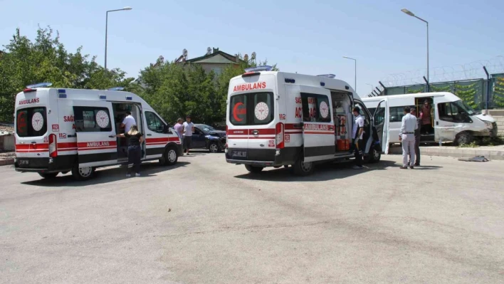 Elazığ'da öğrenci minibüsü ile otomobil çarpıştı: 5 yaralı

