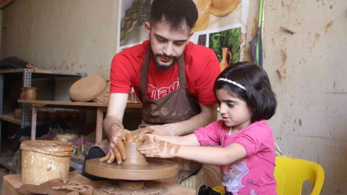 Elazığ'da çömlekler minik ellerde şekilleniyor
