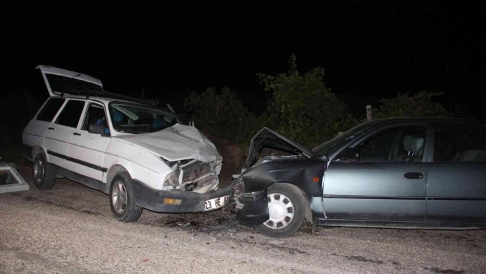 Elazığ'da iki otomobil kafa kafaya çarpıştı: 5 yaralı

