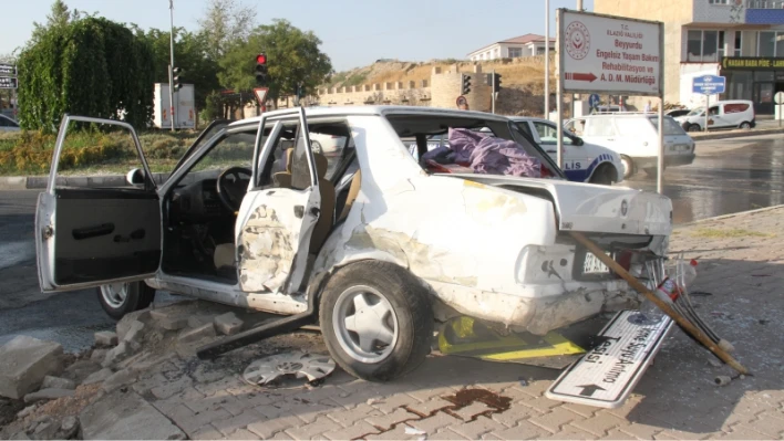 Elazığ'da yolcu minibüsü ile otomobil çarpıştı: 8 yaralı

