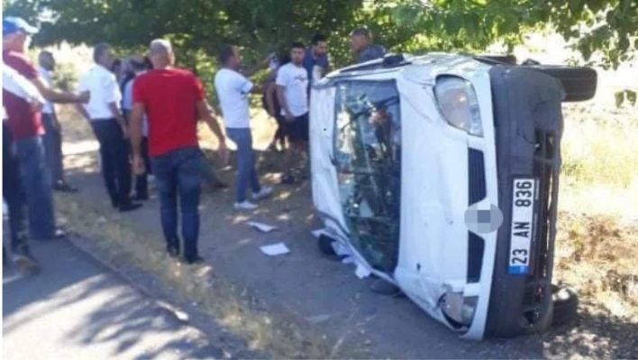 Elazığ'da hafif ticari araç devrildi: 2 yaralı

