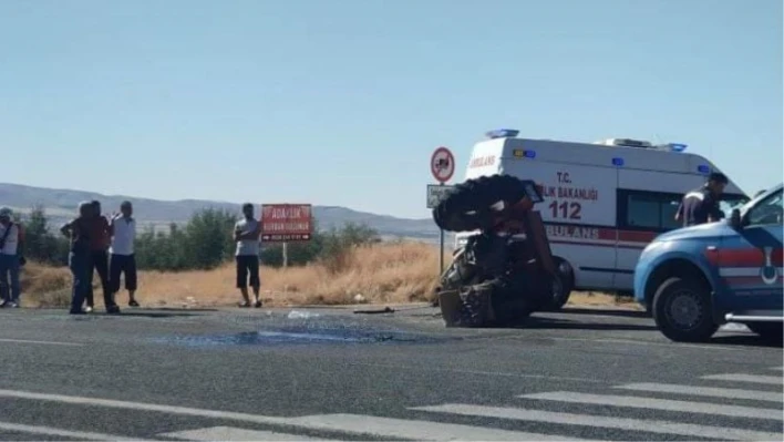 Elazığ'da otomobil ile çarpışan traktör ikiye bölündü:  2 yaralı

