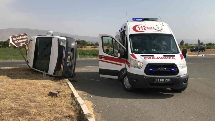 Elazığ'da minibüs ile hafif ticari araç çarpıştı: 3 yaralı

