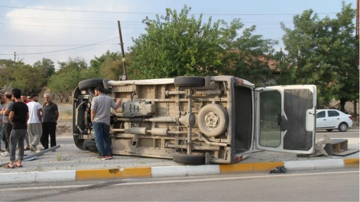 Elazığ'da minibüs ile otomobil çarpıştı: 8 yaralı

