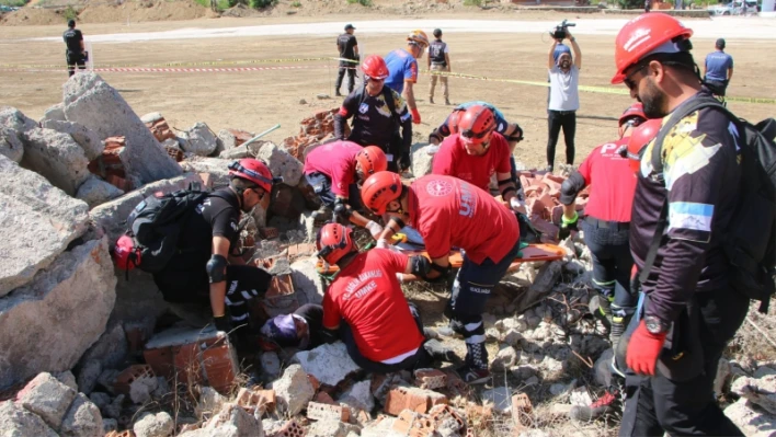 Elazığ'da 345 personelin katıldığı deprem ve yangın tatbikatı nefes kesti

