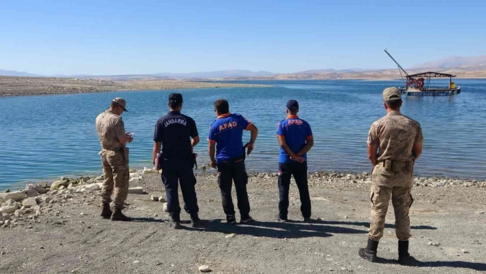 Elazığ'da tekne battı: Tekneyle birlikte suda kaybolan şahsı arama çalışmaları sürüyor

