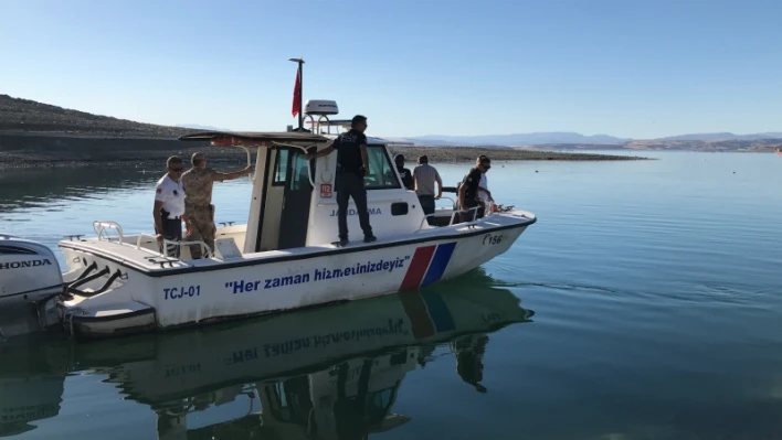 Elazığ'da tekneyle birlikte suda kaybolan şahsı arama çalışmaları sürüyor

