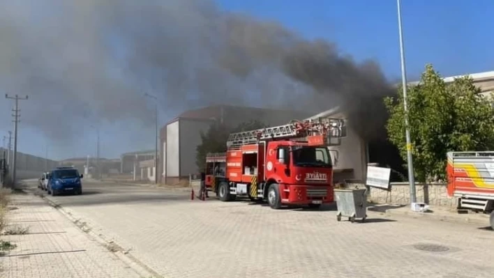 Pano fabrikasındaki yangın korkuttu

