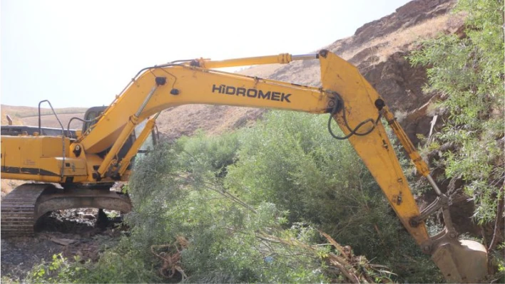 Elazığ derelerinde ıslah çalışması sürüyor

