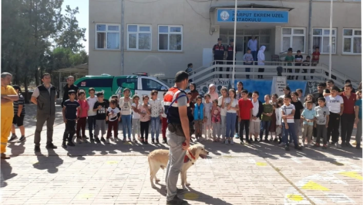 Elazığ'da jandarma ekipleri öğrencileri bilgilendirdi

