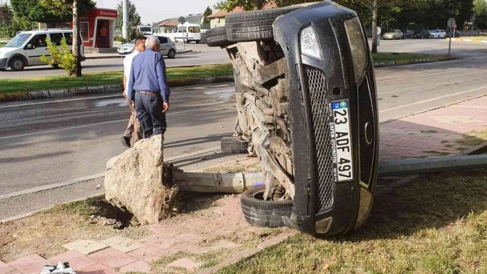 Elazığ'da aydınlatma direğine çarpan otomobil devrildi: 2 yaralı

