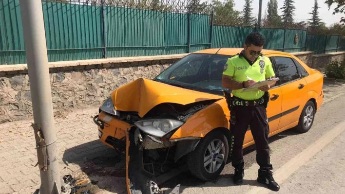 Elazığ'da otomobil direğe çarptı: 1 yaralı

