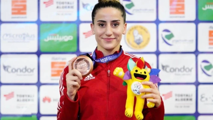 Gizem Özer, Dünya Üniversiteler Boks Şampiyonası'nda yarı finale çıktı

