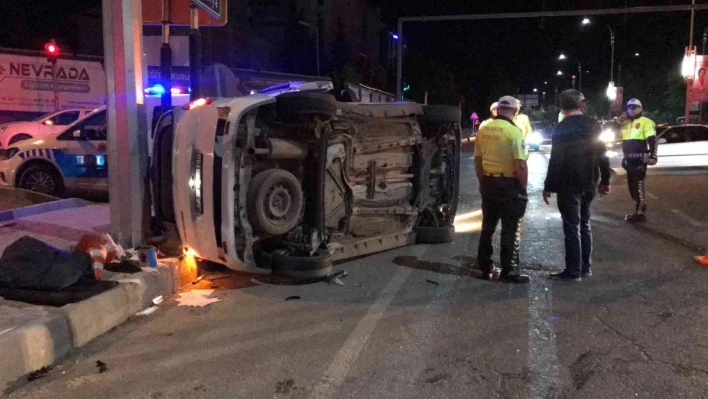 Elazığ'da otomobil ile hafif ticari araç çarpıştı: 3 yaralı

