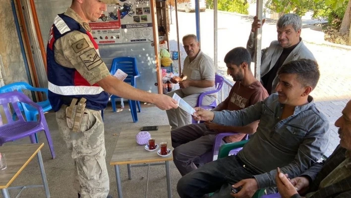 Elazığ'da jandarma ekipleri, vatandaşları suda boğulmalara karşı bilgilendirdi

