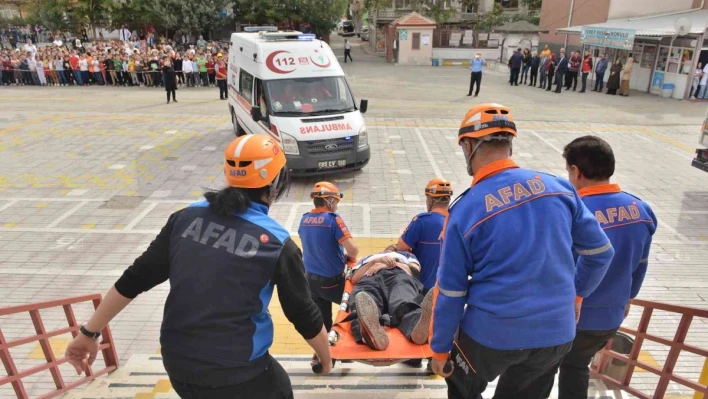 Elazığ'da yapılan deprem tatbikatı gerçeği aratmadı, öğrenciler meraklı gözlerle izledi

