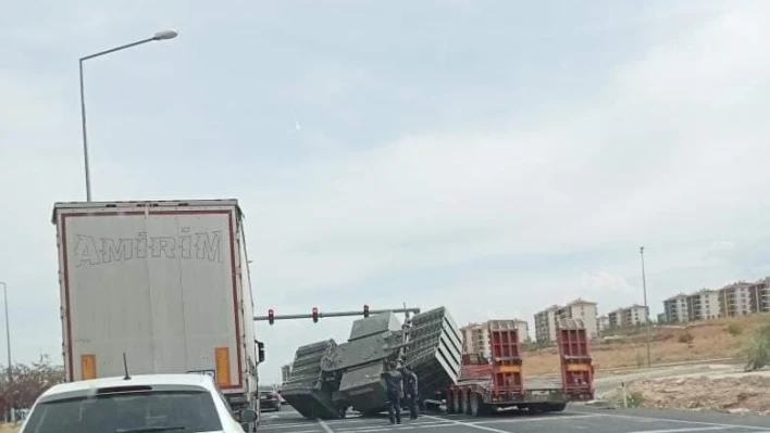 Elazığ'da trafo yüklü tır yan yattı

