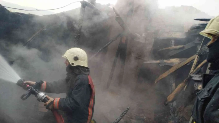 Elazığ'da çatı yangını korkuttu

