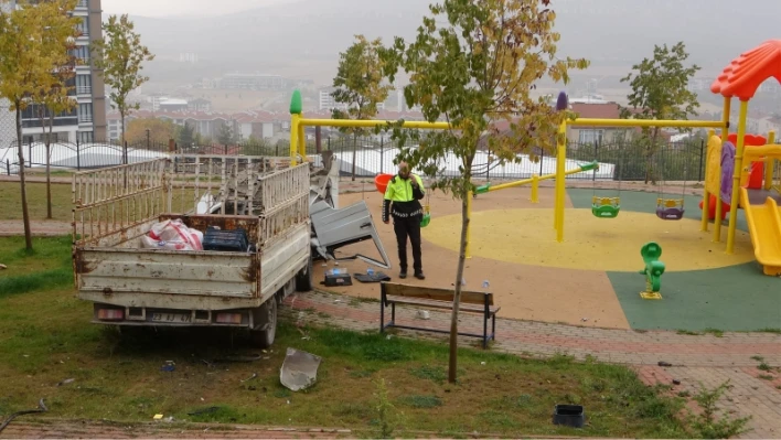 Elazığ'da akıllara durgunluk veren kaza: Kupası açılan kamyonet çocuk parkına daldı

