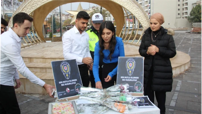 Öğrenciler görev başındaki polisleri unutmadı

