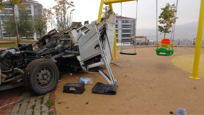 Kupası açılarak oyun parkına dalan kamyonetin sürücüsü hayatını kaybetti

