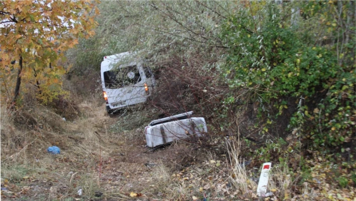 Tur minibüsü şarampole uçtu: 20 yaralı

