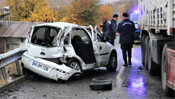 Elazığ'da tır ile otomobilin çarpıştığı kazada ölü sayısı 2'ye yükseldi

