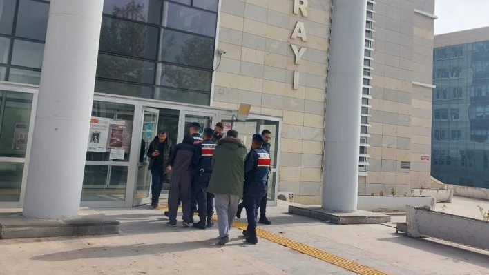 Elazığ'da bir köyü soyan hırsızlar, jandarmaya yakalandı

