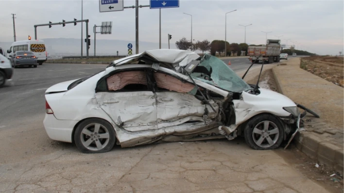 Elazığ'da tırın çarptığı otomobil kağıt gibi ezildi: 1 yaralı

