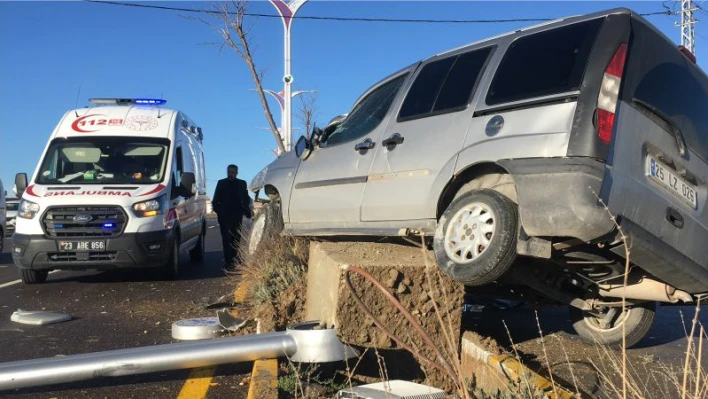 Ağaca ve aydınlatma direğine çarpan hafif ticari araç asılı kaldı: 1 yaralı

